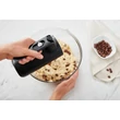 Kép 2/7 - 5KHMB732EBM Kitchen Aid matt fekete vezeték nélküli kézi mixer - könnyű használat